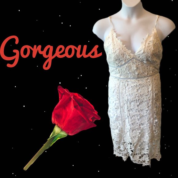Charlotte Russe Dresses & Skirts - ALMOST NEW ABSOLUTELY GORGEOUS FLORAL WHITE DRESS